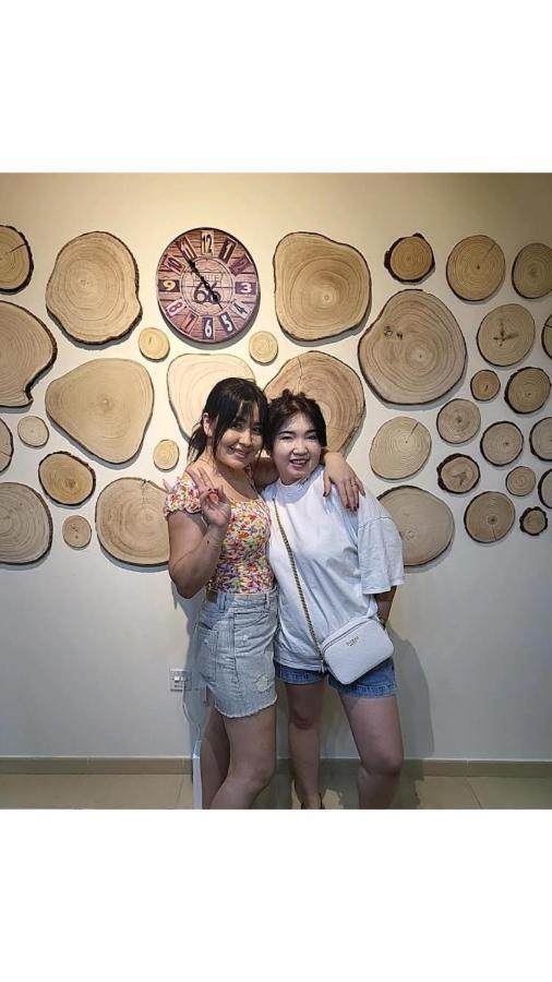 Route 66 Beach Hostel ドバイ エクステリア 写真