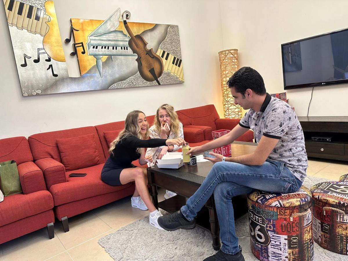 Route 66 Beach Hostel ドバイ エクステリア 写真